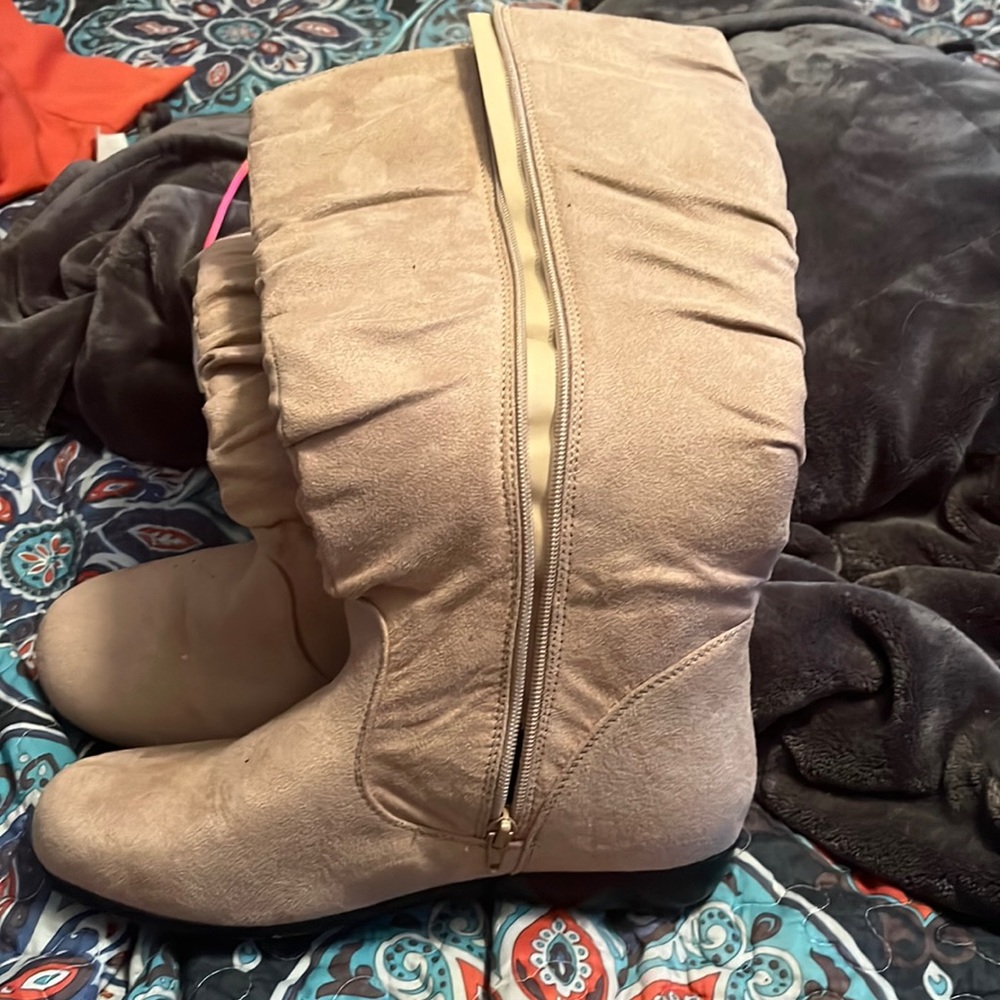 Woman’s half knee high boots tan